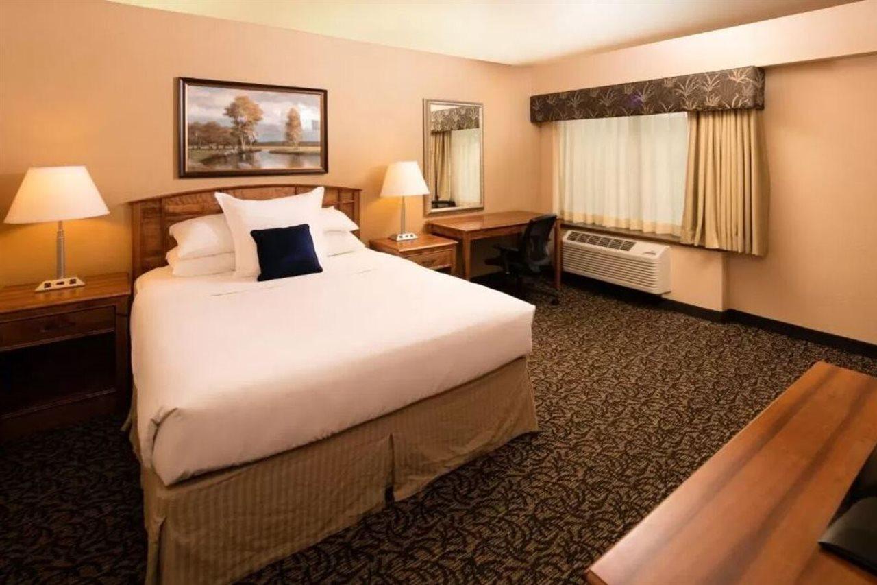 Hotel Ramada Plaza By Wyndham Omaha Exterior foto