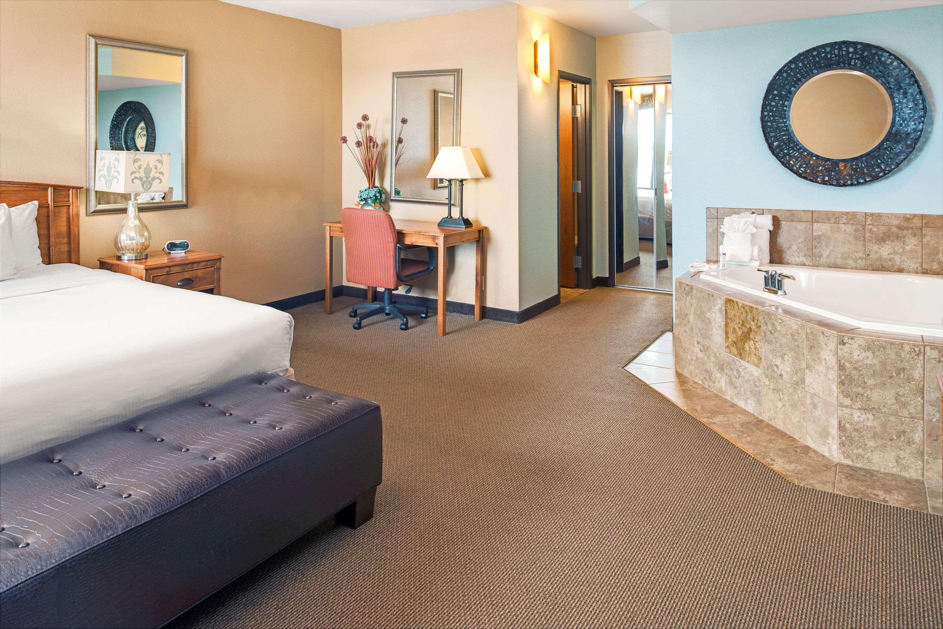 Hotel Ramada Plaza By Wyndham Omaha Exterior foto