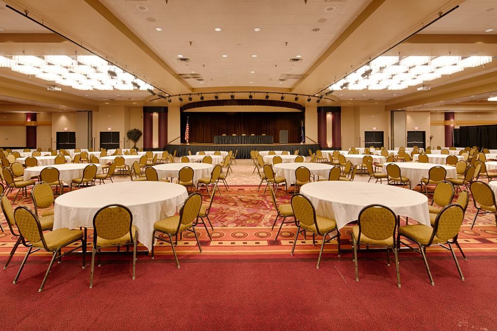 Hotel Ramada Plaza By Wyndham Omaha Exterior foto