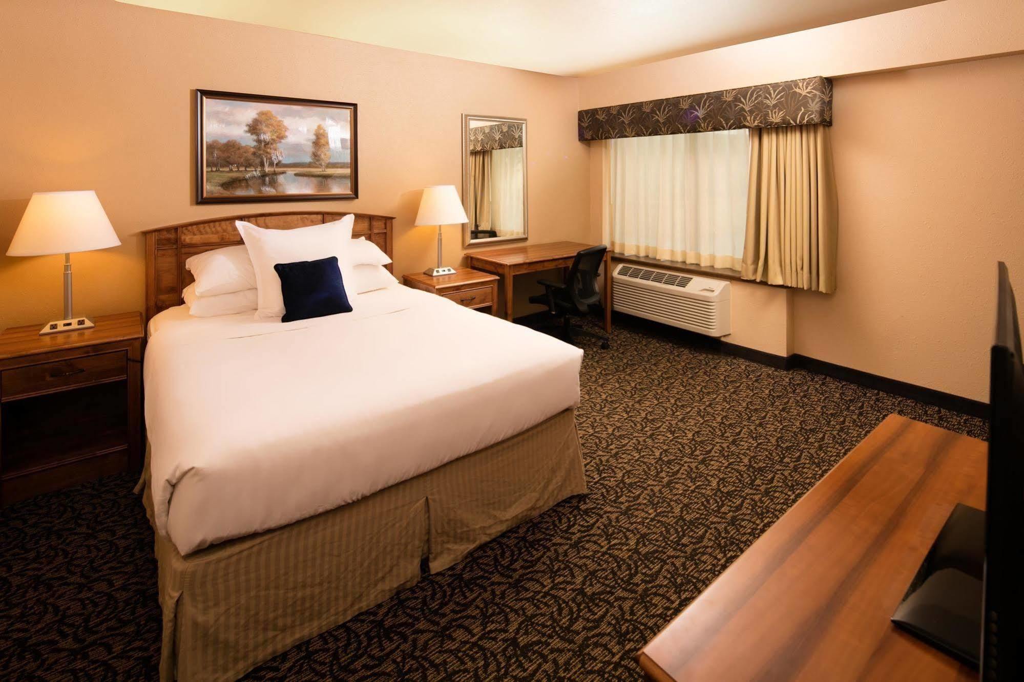 Hotel Ramada Plaza By Wyndham Omaha Exterior foto